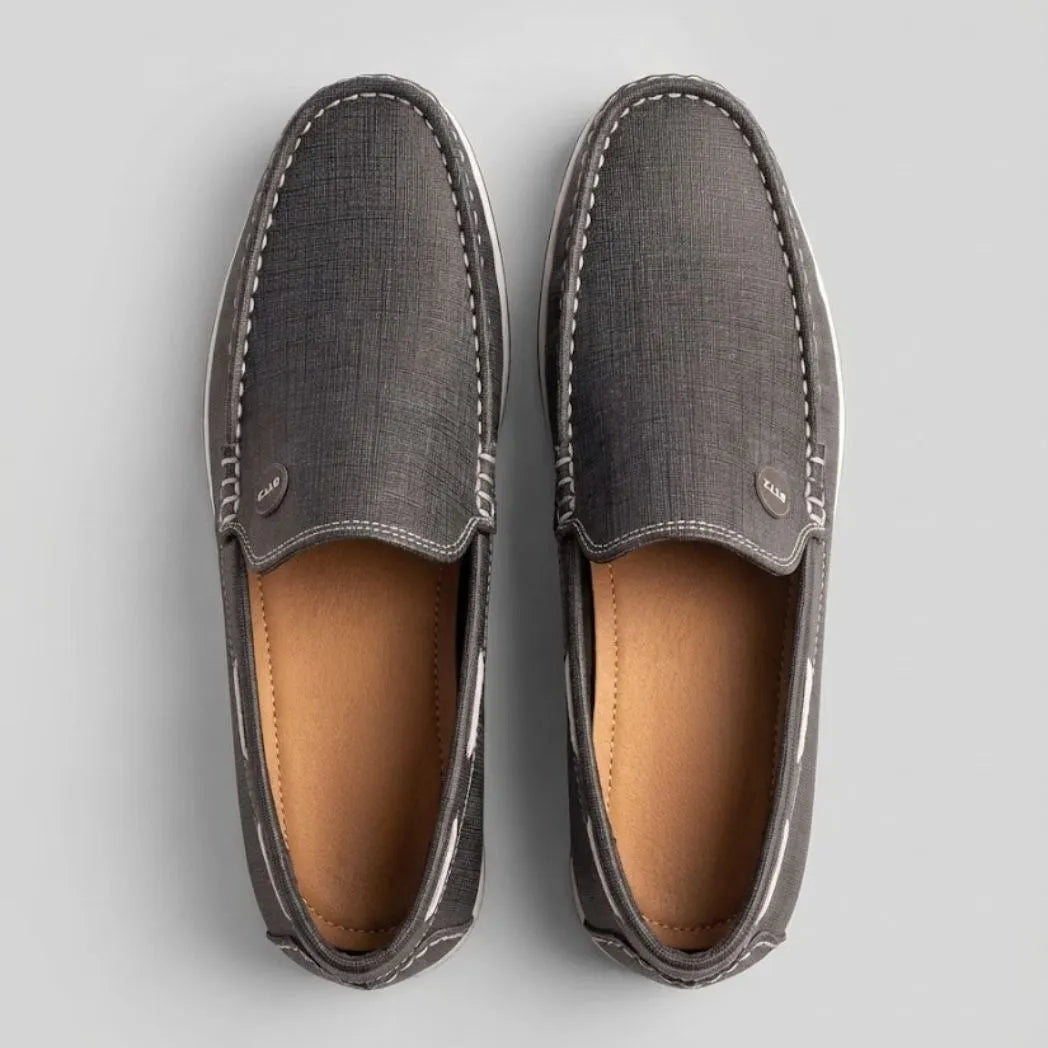 Par do modelo Mocassim Casual Canvas em Lona, na cor cinza-escuro, visto de cima.