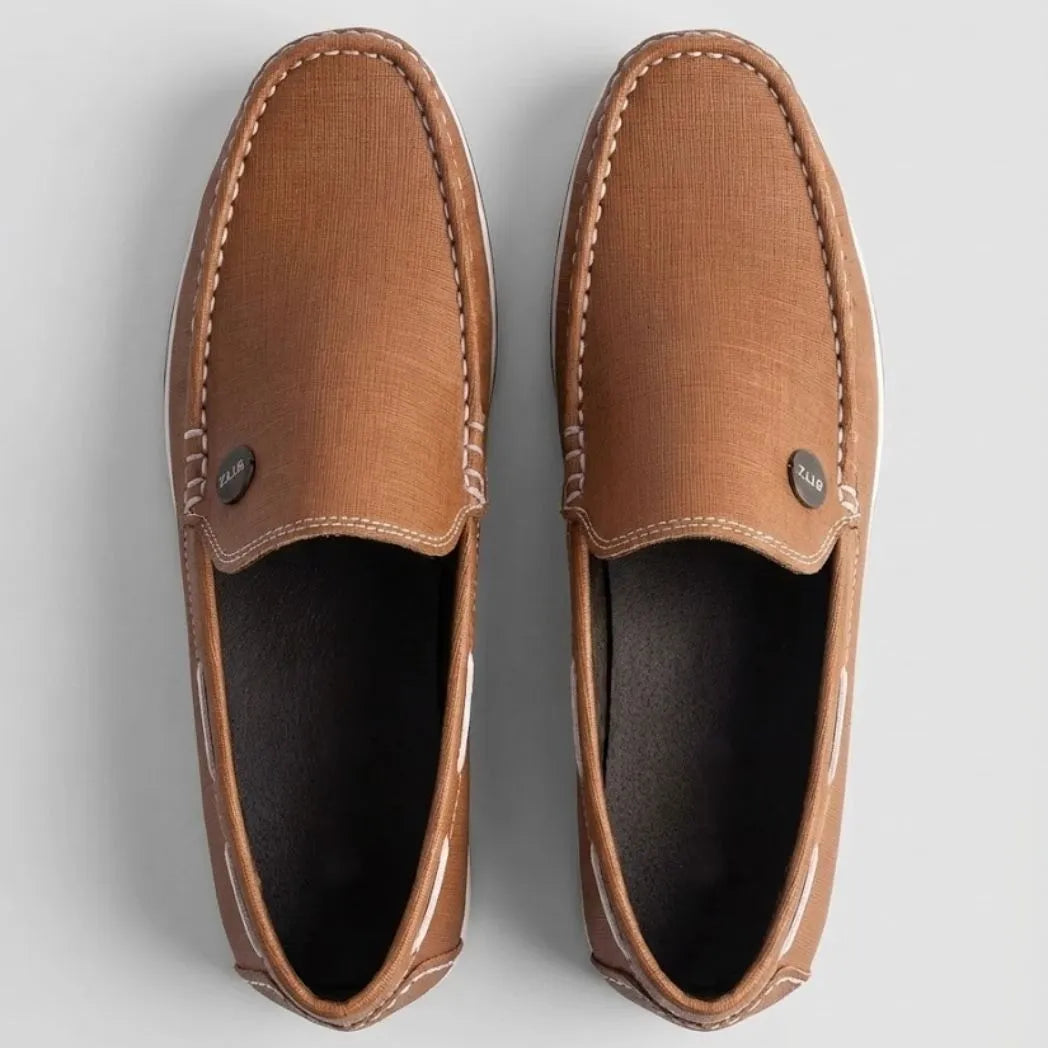 Par do modelo Mocassim Casual Canvas em Lona, na cor marrom, visto de cima.