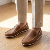 Mocassim Casual Canvas em Lona na cor marrom, usado com calça clara de barra dobrada.