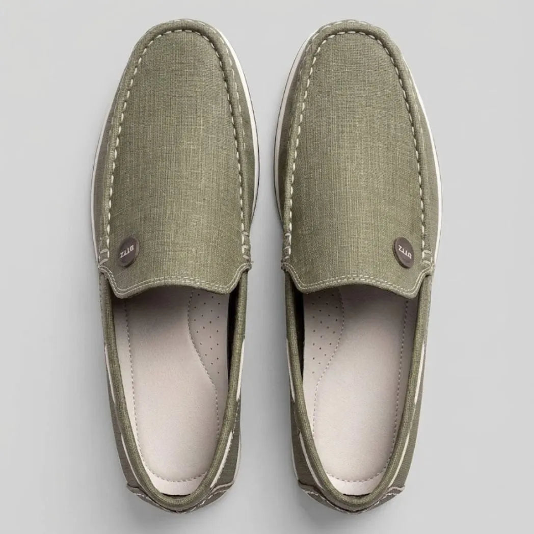 Par do modelo Mocassim Casual Canvas em Lona, na cor verde, visto de cima.