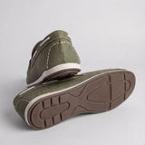 Par do modelo Mocassim Casual Canvas em Lona, na cor verde, com um dos solados voltado para a câmera.