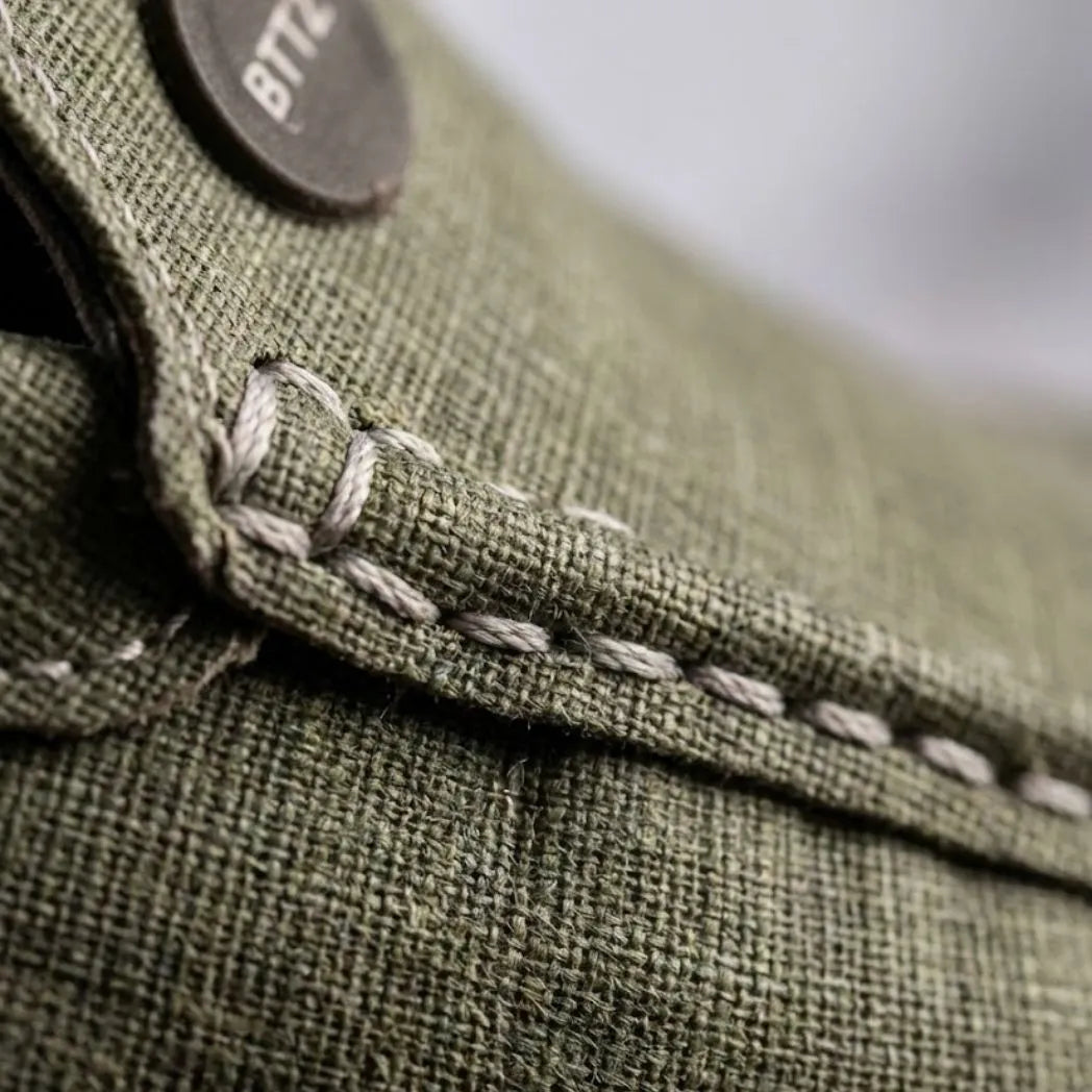 Detalhe da textura e das costuras do Mocassim Casual Canvas em Lona na cor verde.