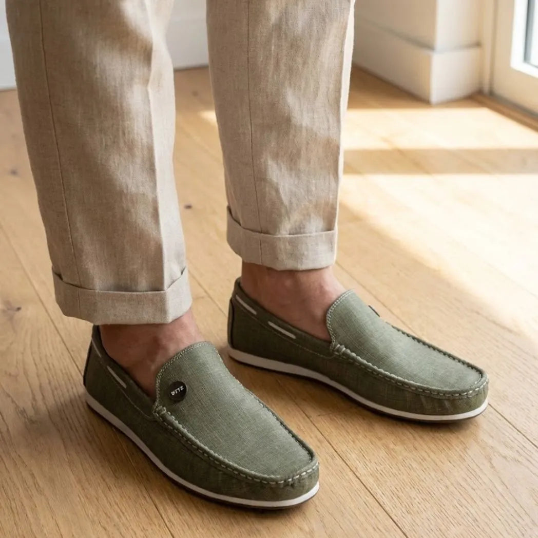 Mocassim Casual Canvas em Lona na cor verde, usado com calça clara de barra dobrada.