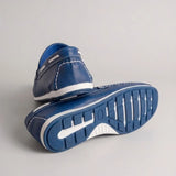 Par do modelo Mocassim Casual Canvas em Lona, na cor azul, com um dos solados voltado para a câmera.