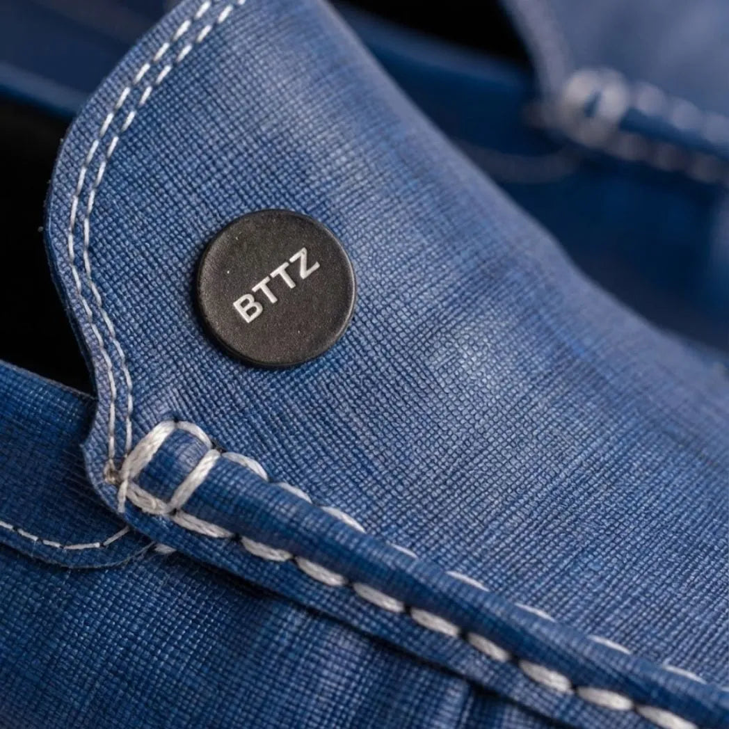 Detalhe da textura e das costuras do Mocassim Casual Canvas em Lona na cor azul.