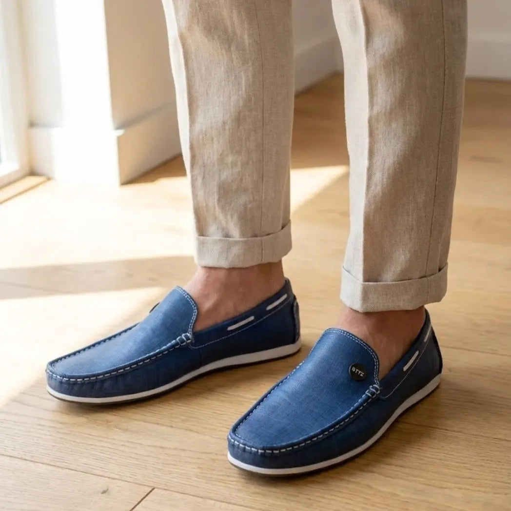 Mocassim Casual Canvas em Lona na cor azul, usado com calça clara de barra dobrada.