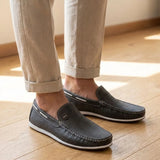 Mocassim Casual Canvas em Lona na cor cinza-escuro, usado com calça clara de barra dobrada.