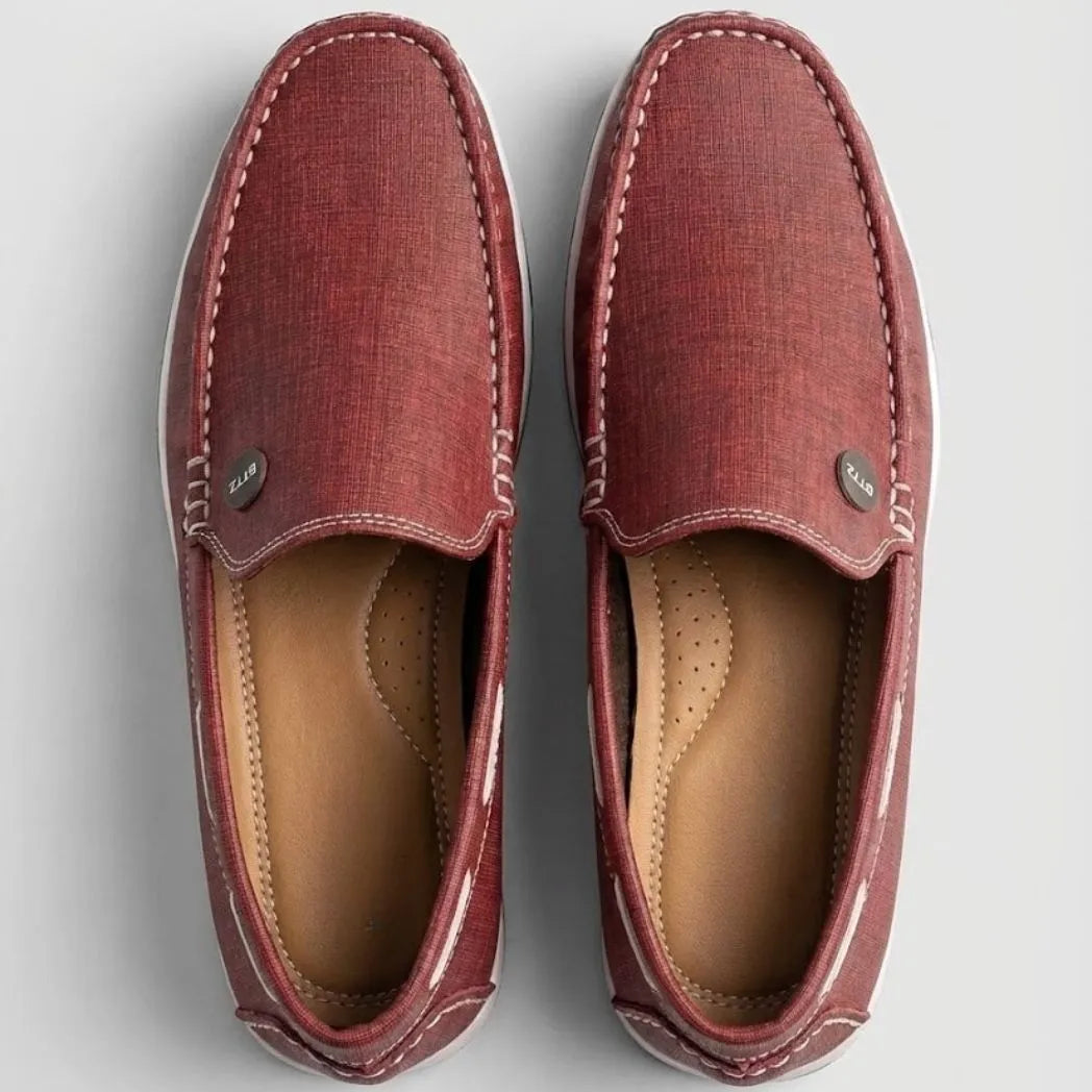 Par do modelo Mocassim Casual Canvas em Lona, na cor vermelho, visto de cima.
