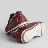 Par do modelo Mocassim Casual Canvas em Lona, na cor vermelho, com um dos solados voltado para a câmera.