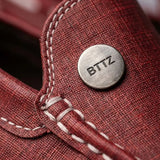 Detalhe da textura e das costuras do Mocassim Casual Canvas em Lona na cor vermelho.