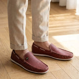 Mocassim Casual Canvas em Lona na cor vermelho, usado com calça clara de barra dobrada.