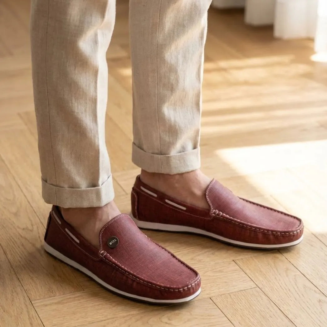 Mocassim Casual Canvas em Lona na cor vermelho, usado com calça clara de barra dobrada.