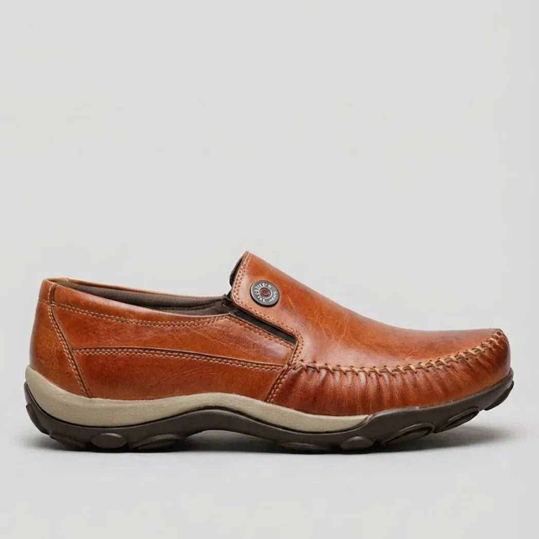 Mocassim Casual Comfort Daytona Drive: modelo marrom de perfil, com emblema circular lateral e sola de duas cores.