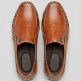Par do modelo Mocassim Casual Comfort Daytona Drive, na cor marrom, visto de cima.