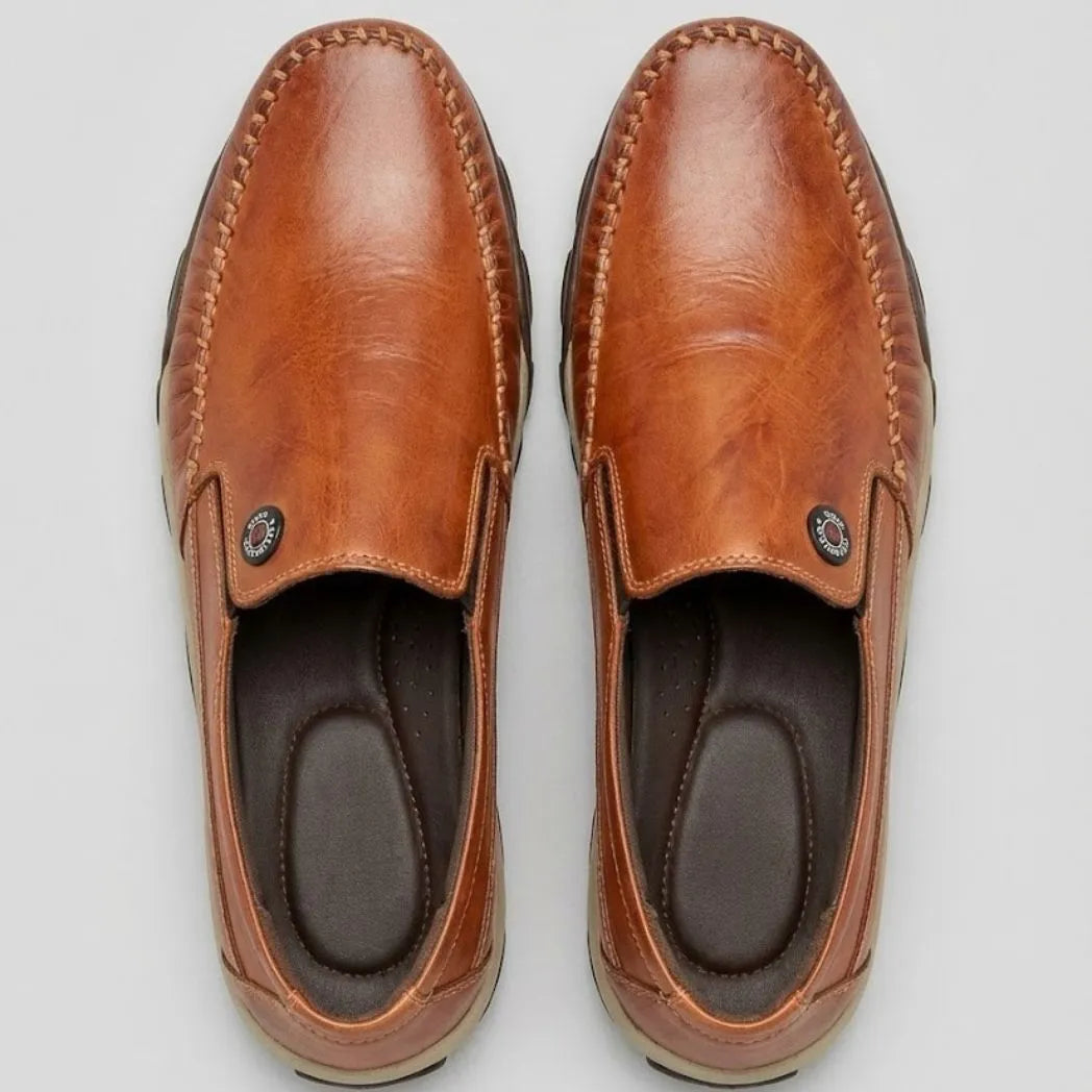 Par do modelo Mocassim Casual Comfort Daytona Drive, na cor marrom, visto de cima.