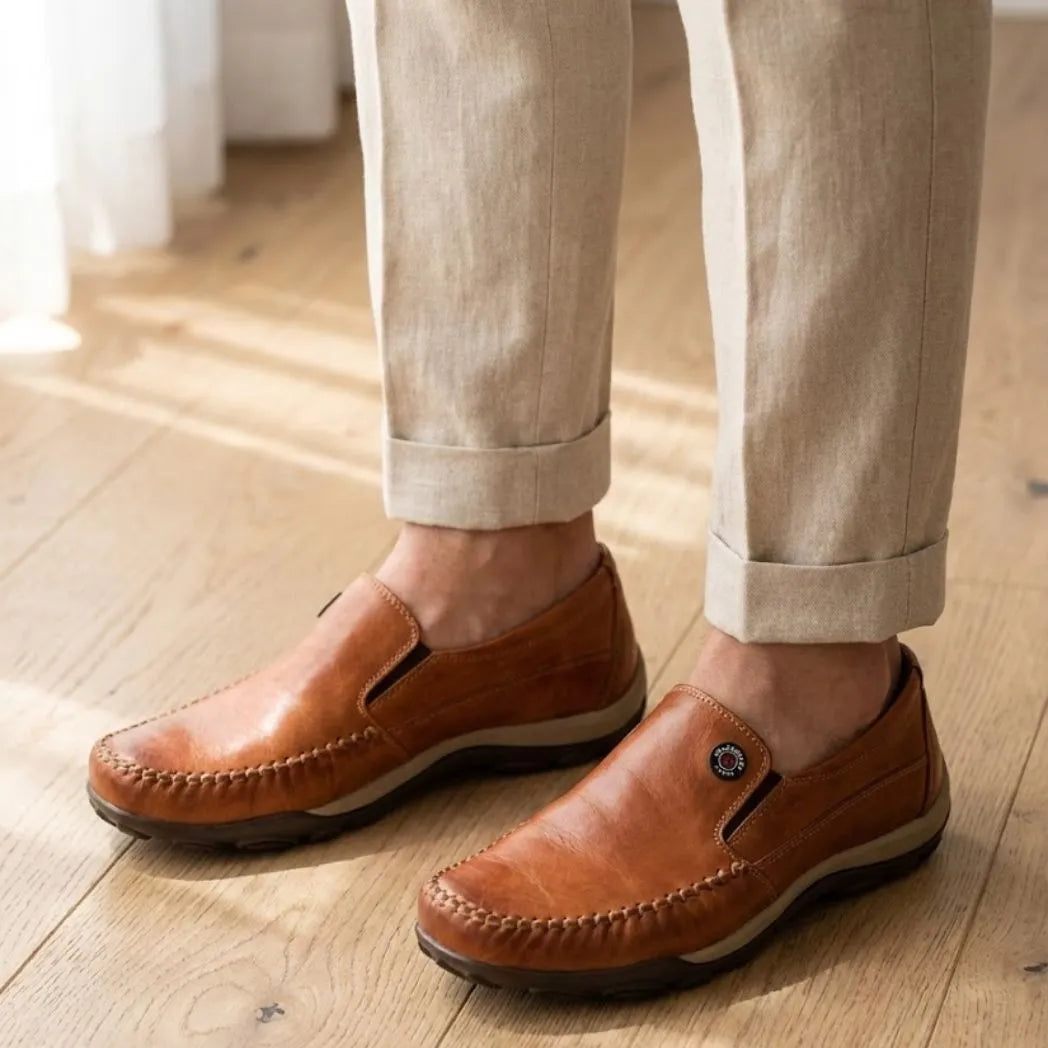 Mocassim Casual Comfort Daytona Drive Marrom: modelo nos pés.