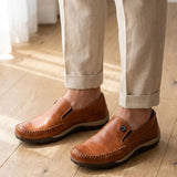 Mocassim Casual Comfort Daytona Drive: par marrom usado com calça clara dobrada na barra.