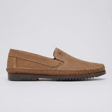 Mocassim Casual Dakota Rust: modelo bege de perfil, com emblema em relevo, costura clara e sola escura.
