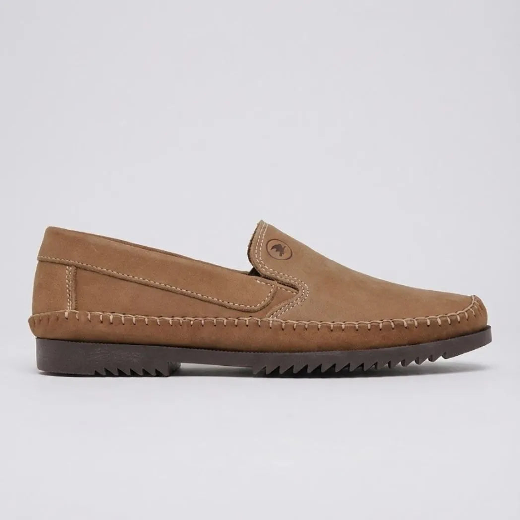 Mocassim Casual Dakota Rust: modelo bege de perfil, com emblema em relevo, costura clara e sola escura.