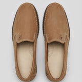 Mocassim Casual Dakota Rust: par bege visto de cima, mostrando a parte frontal, o emblema em relevo e o interior claro.