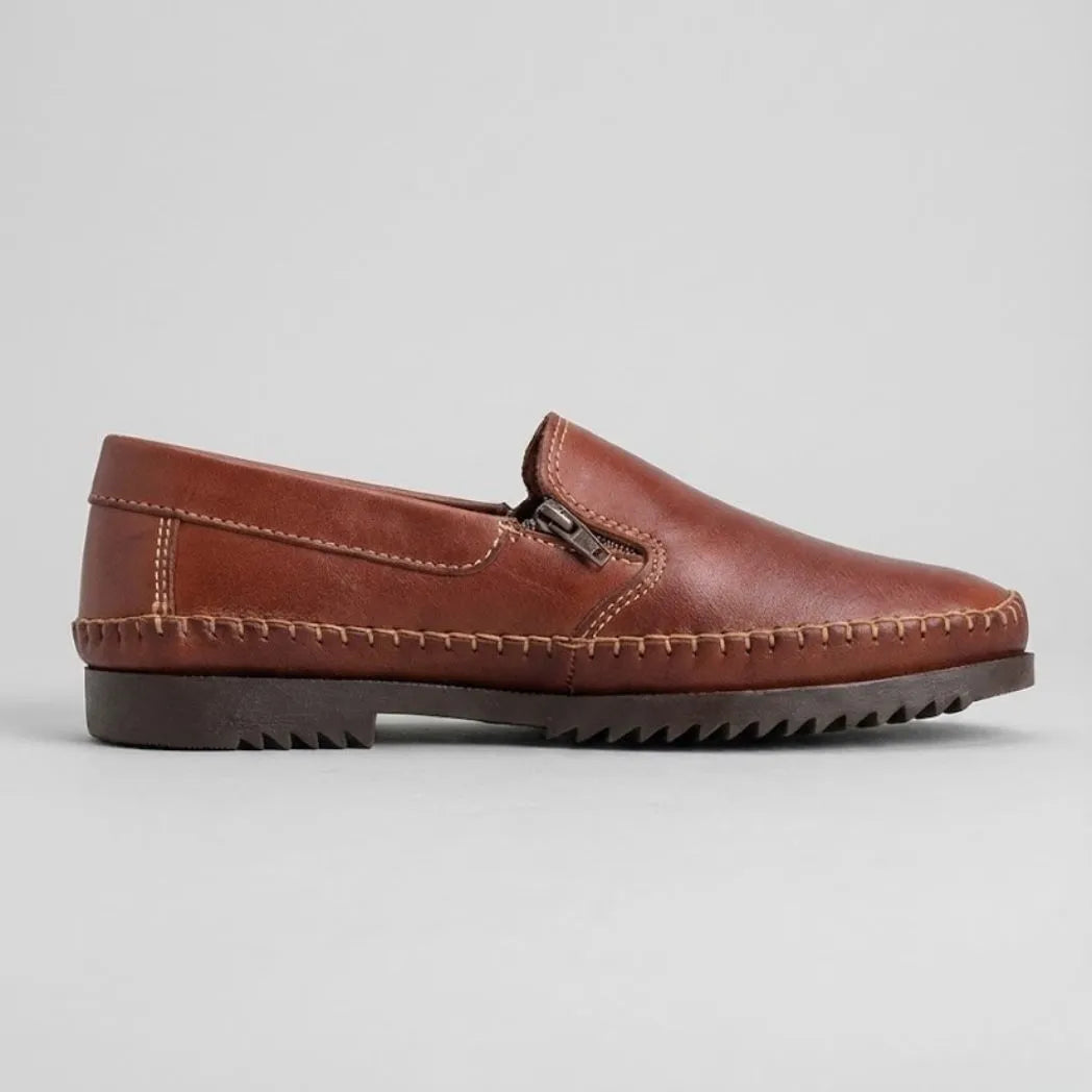Mocassim Casual Dakota Rust: modelo marrom de perfil, com zíper lateral e costura clara.