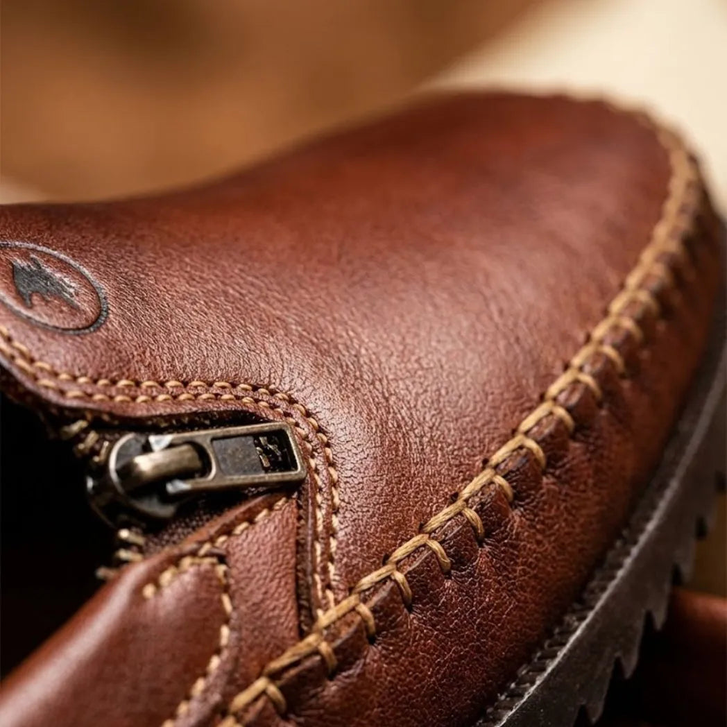 Mocassim Casual Dakota Rust: detalhe da superfície marrom, do zíper lateral e da costura clara na parte frontal.