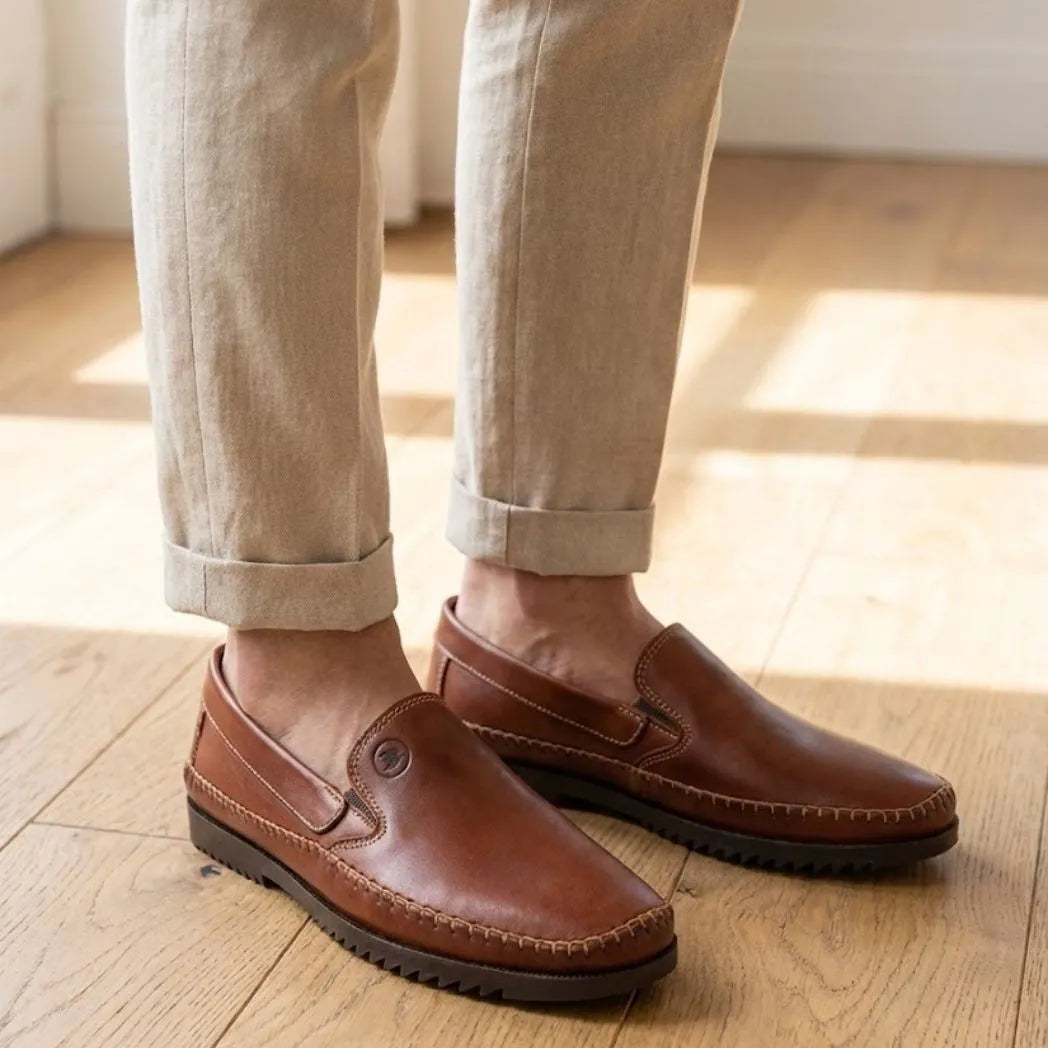 Mocassim Casual Dakota Rust: par marrom usado com calça clara dobrada na barra.