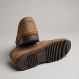 Mocassim Casual Dakota Rust: par bege com um sapato virado, mostrando a sola escura com sulcos.