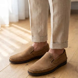 Mocassim Casual Dakota Rust: par bege usado com calça clara dobrada na barra.