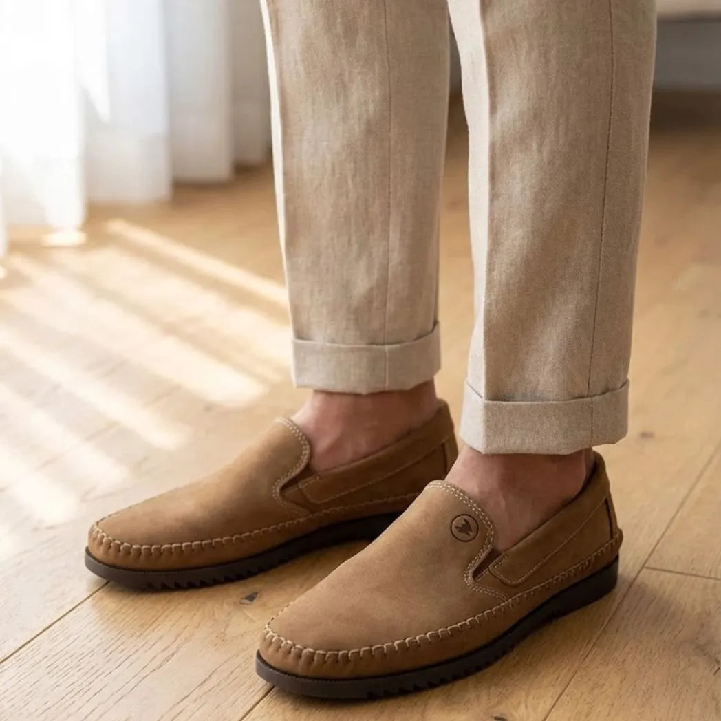 Mocassim Casual Dakota Rust: par bege usado com calça clara dobrada na barra.