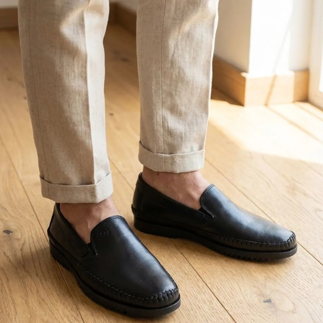 Mocassim Casual Dakota Rust Preto: modelo nos pés.