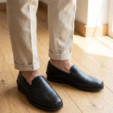 Mocassim Casual Dakota Rust: par preto usado com calça clara dobrada na barra.