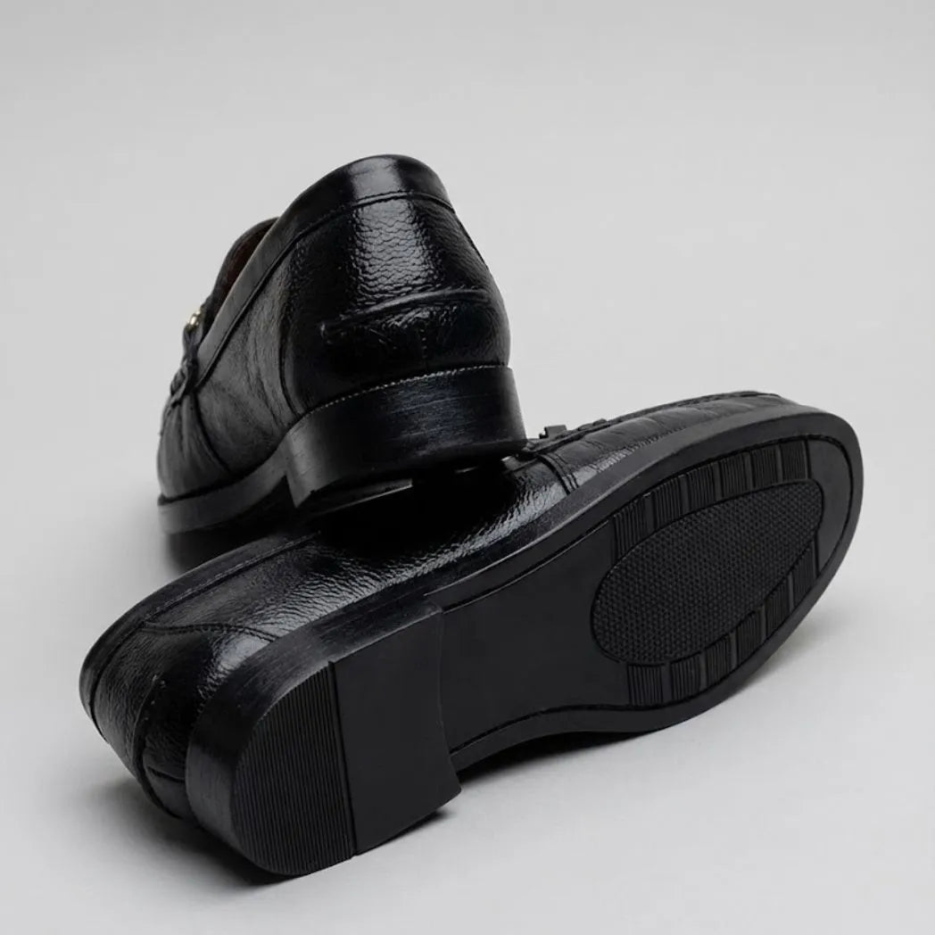 Par do modelo Mocassim Casual Loafer Nero, na cor preto, com um dos solados voltado para a câmera.