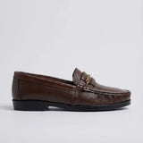 Mocassim Casual Loafer Nero na cor marrom, em vista lateral.