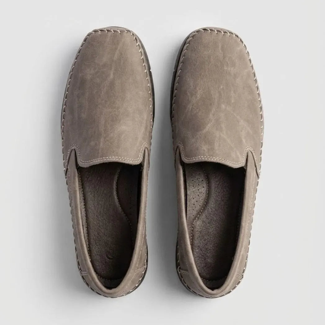 Par do modelo Mocassim Cognac de Couro, na cor cinza, visto de cima.