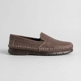 Mocassim Cognac de Couro na cor marrom, em vista lateral.