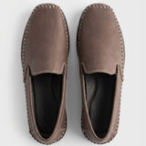 Par do modelo Mocassim Cognac de Couro, na cor marrom, visto de cima.