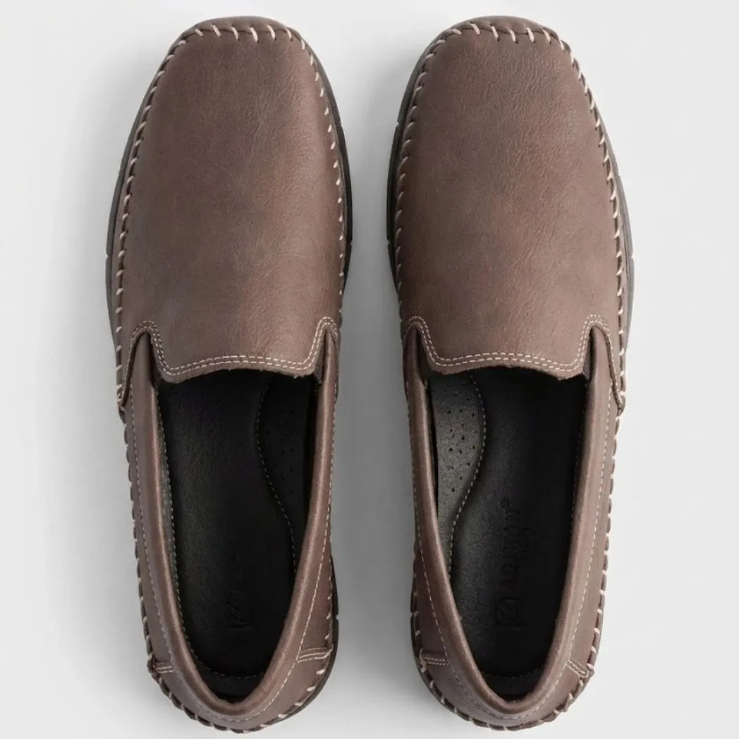 Par do modelo Mocassim Cognac de Couro, na cor marrom, visto de cima.