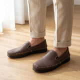 Mocassim Cognac de Couro na cor marrom, usado com calça clara de barra dobrada.