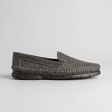 Mocassim Cognac de Couro na cor cinza-escuro, em vista lateral.
