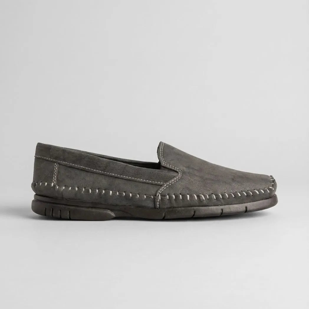 Mocassim Cognac de Couro na cor cinza-escuro, em vista lateral.