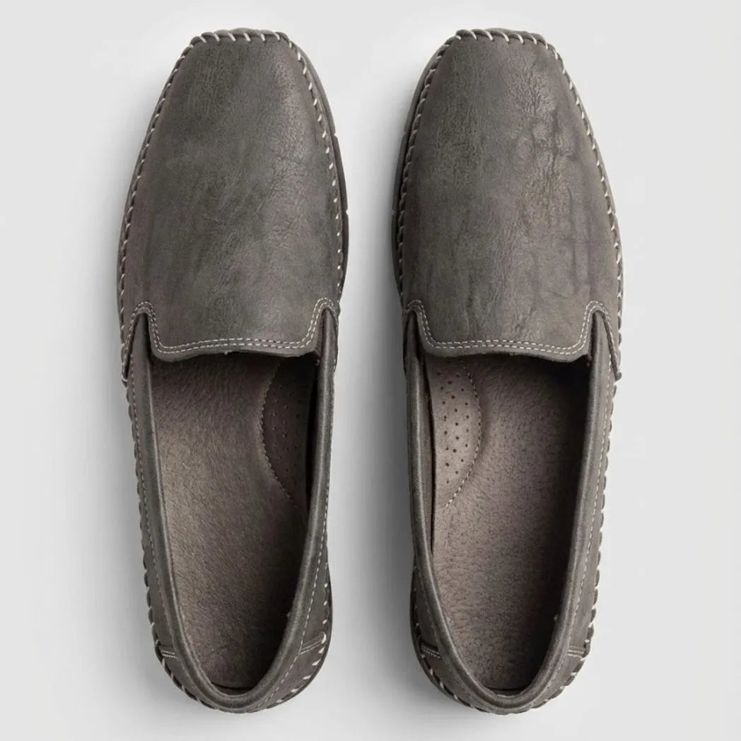 Par do modelo Mocassim Cognac de Couro, na cor cinza-escuro, visto de cima.