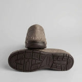 Par do modelo Mocassim Cognac de Couro, na cor cinza, com um dos solados voltado para a câmera.