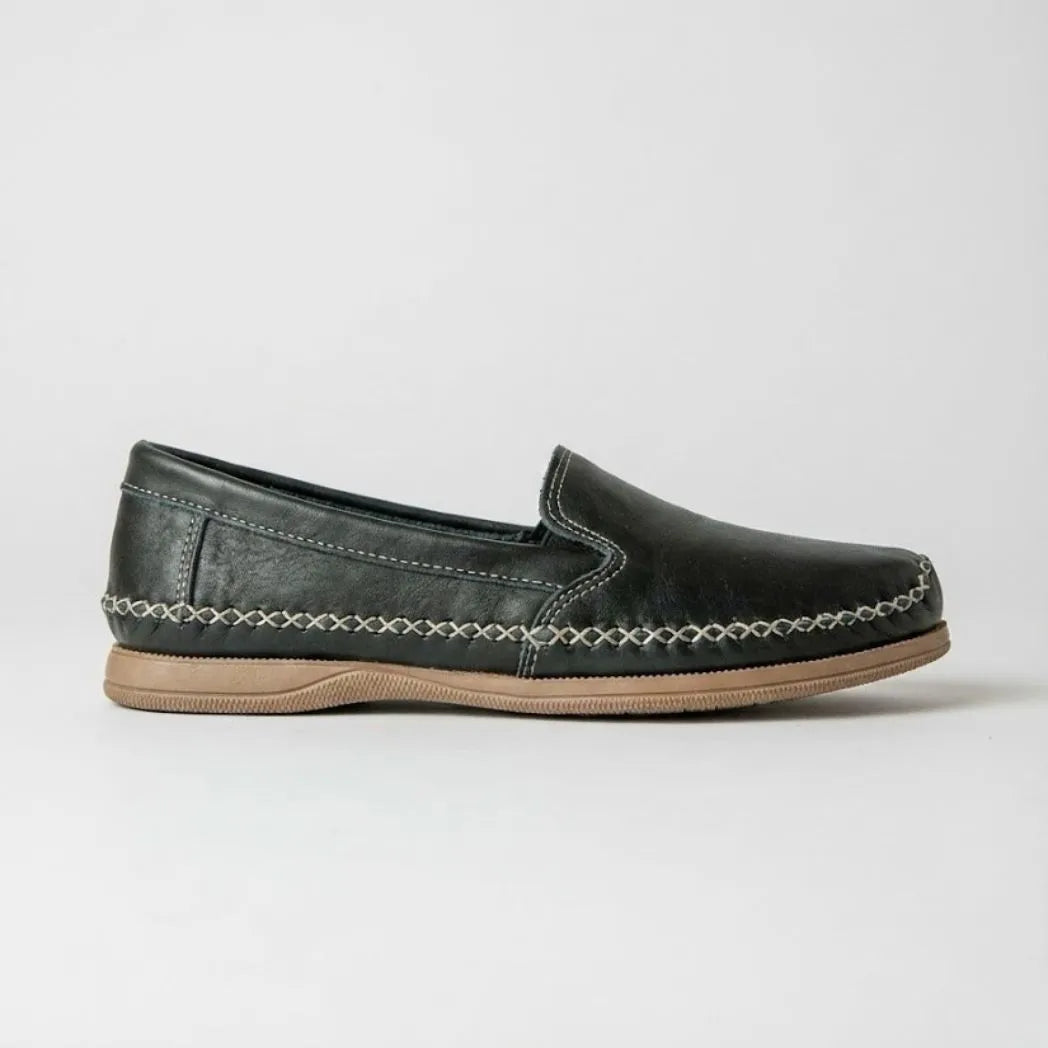 Mocassim Cognac de Couro na cor preto, em vista lateral.