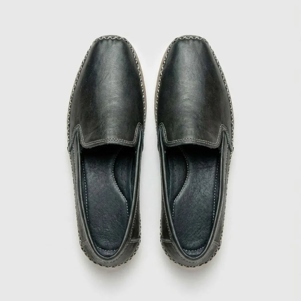 Par do modelo Mocassim Cognac de Couro, na cor preto, visto de cima.