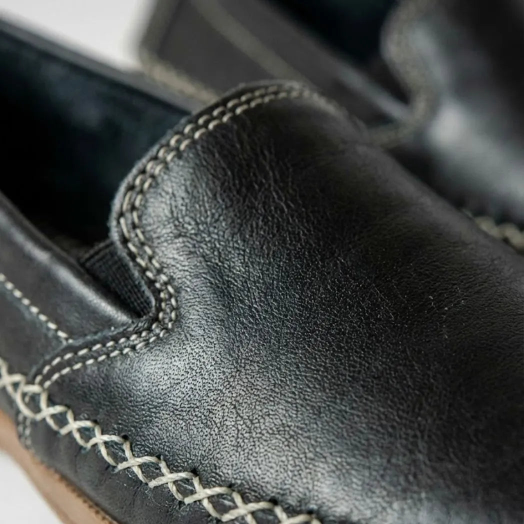 Detalhe da textura e das costuras do Mocassim Cognac de Couro na cor preto.
