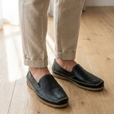 Mocassim Cognac de Couro na cor preto, usado com calça clara de barra dobrada.