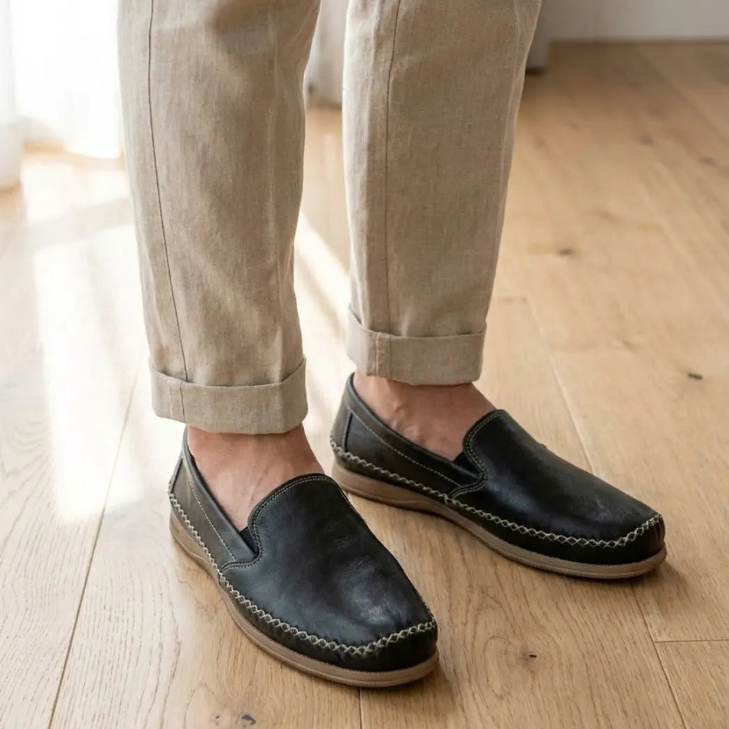 Mocassim Cognac de Couro na cor preto, usado com calça clara de barra dobrada.