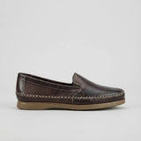 Mocassim Cognac de Couro na cor marrom-escuro, em vista lateral.