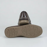 Par do modelo Mocassim Cognac de Couro, na cor marrom-escuro, com um dos solados voltado para a câmera.